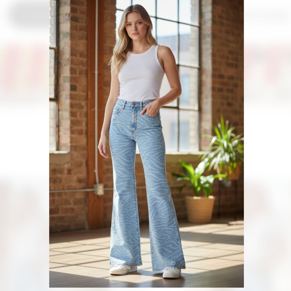 NWT WRANGLER WOMEN'S MEOW LASER TIGER PRINT WANDERER FLARE JEANS 30X32